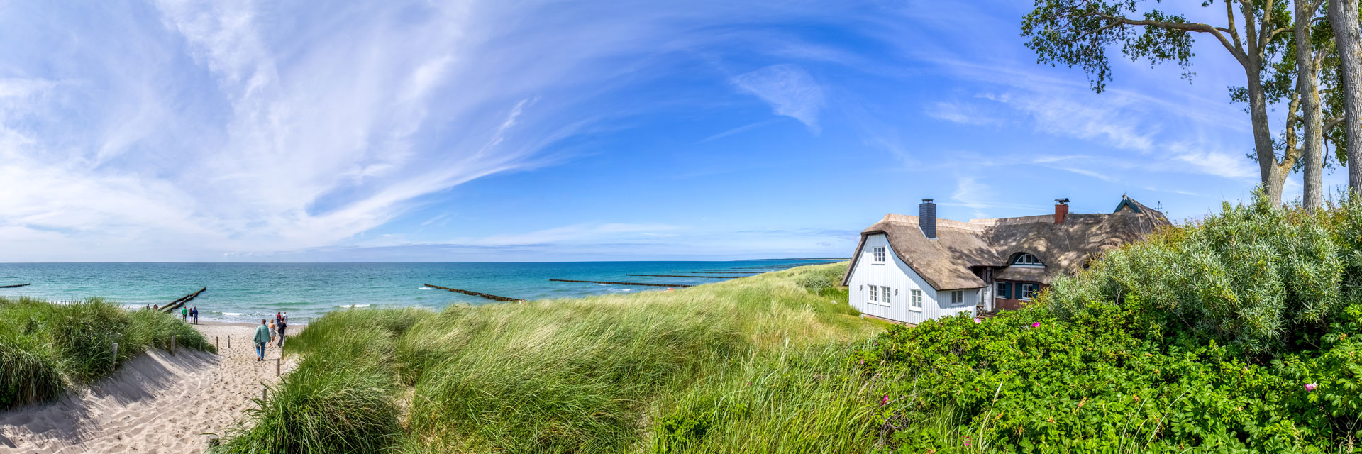 Strand mit Häusern