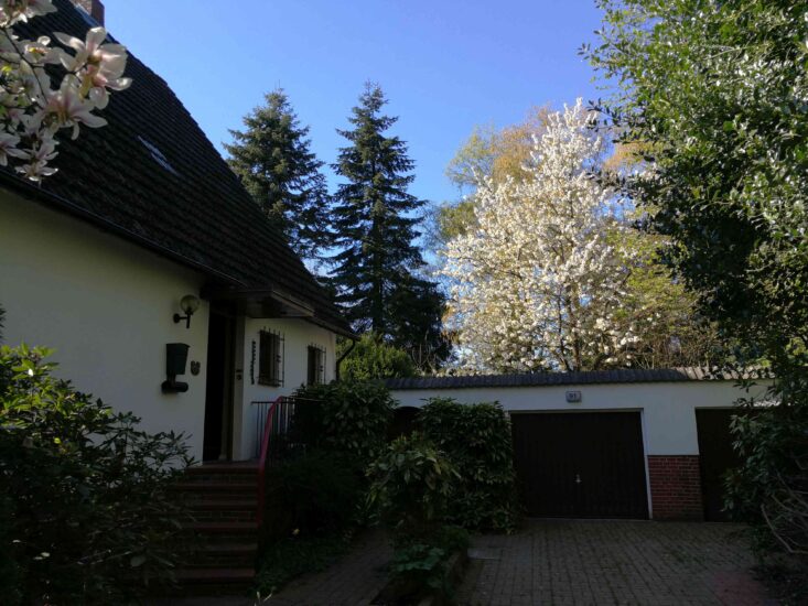 Viel Platz – Einfamilienhaus mit Doppelgarage und Einliegerwohnung in ruhiger und grüner Wohnlage!