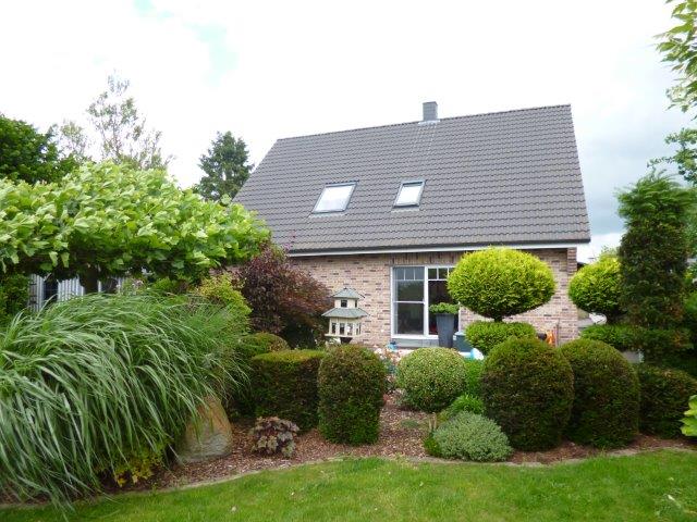 Sehr gepflegtes und geräumiges Einfamilienhaus mit Doppelcarport